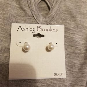 White pearl earrings w/ rhinestones🌼🌸🌼🌸🎁🎀